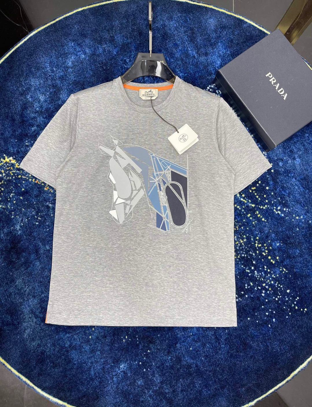 詳細な画像と価格を見て連絡する必要があります。