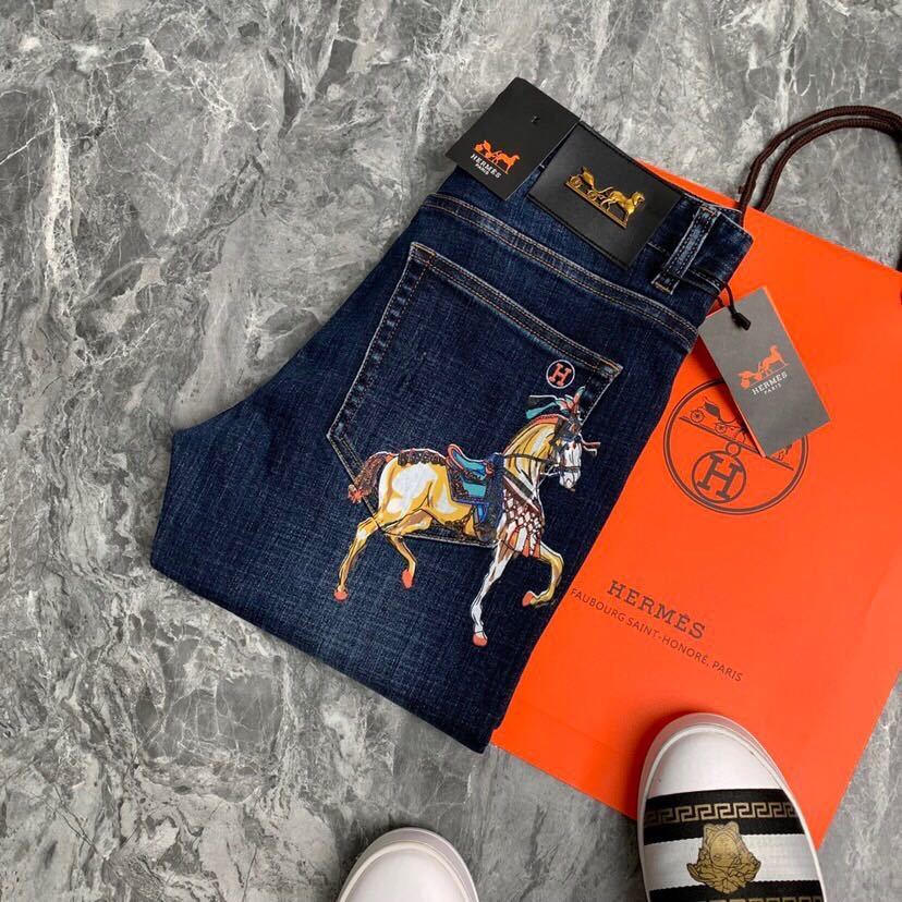 詳細な画像と価格を見て連絡する必要があります。