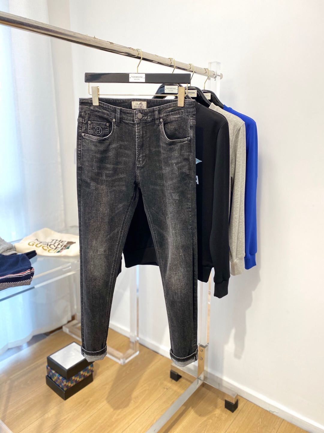 詳細な画像と価格を見て連絡する必要があります。