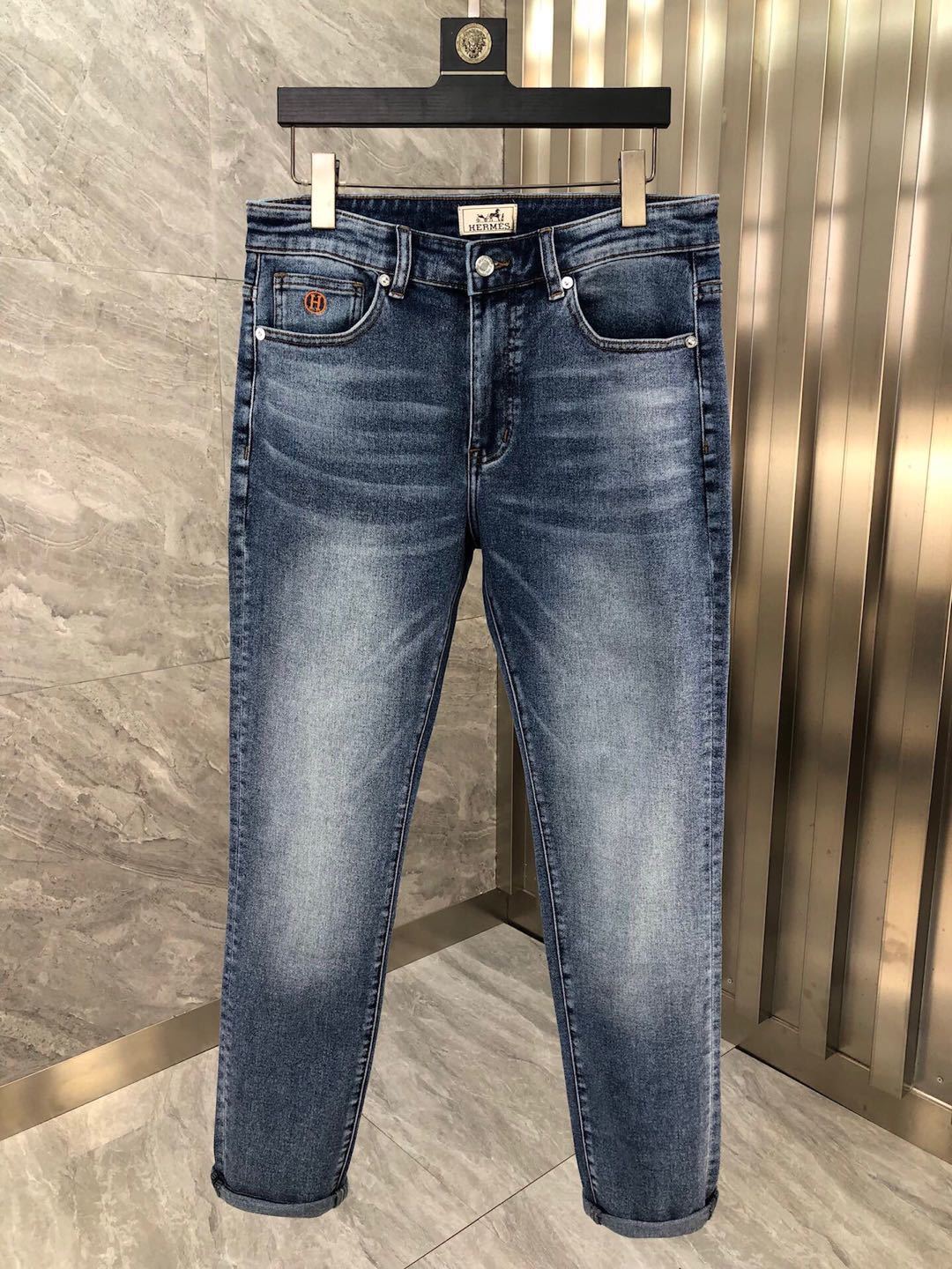 詳細な画像と価格を見て連絡する必要があります。