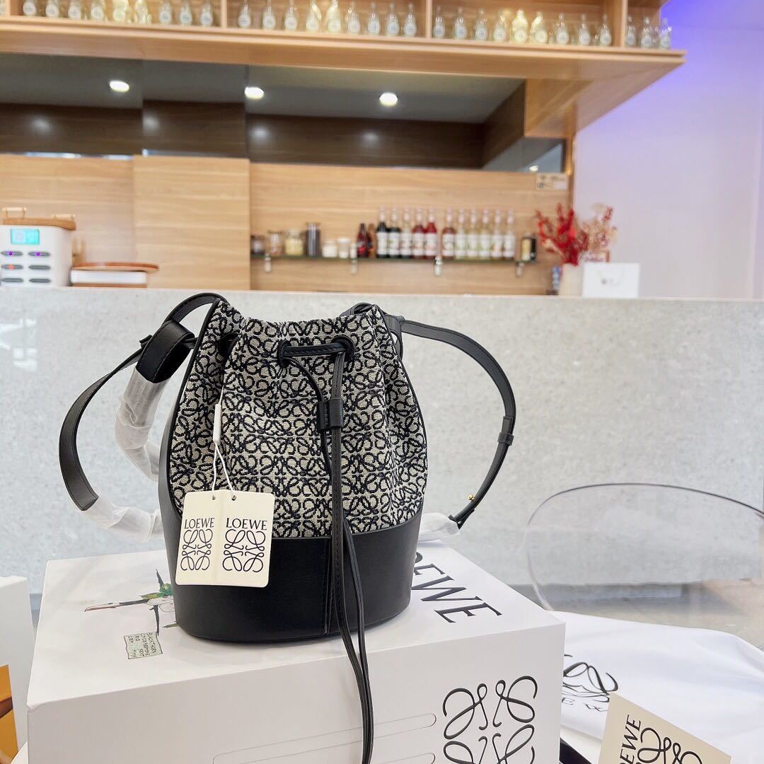 詳細な写真と価格については私に連絡してください。