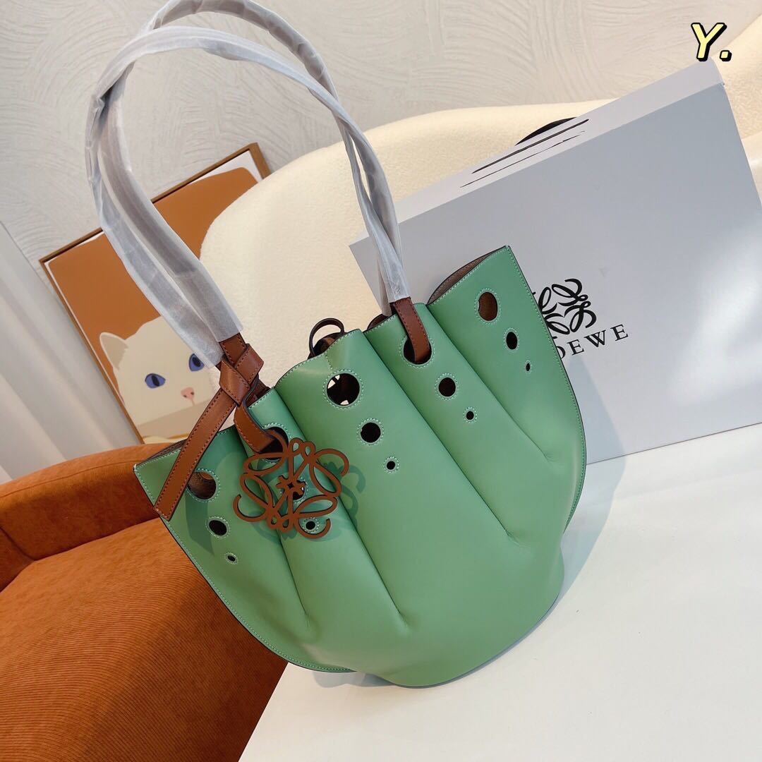 詳細な写真と価格については私に連絡してください。