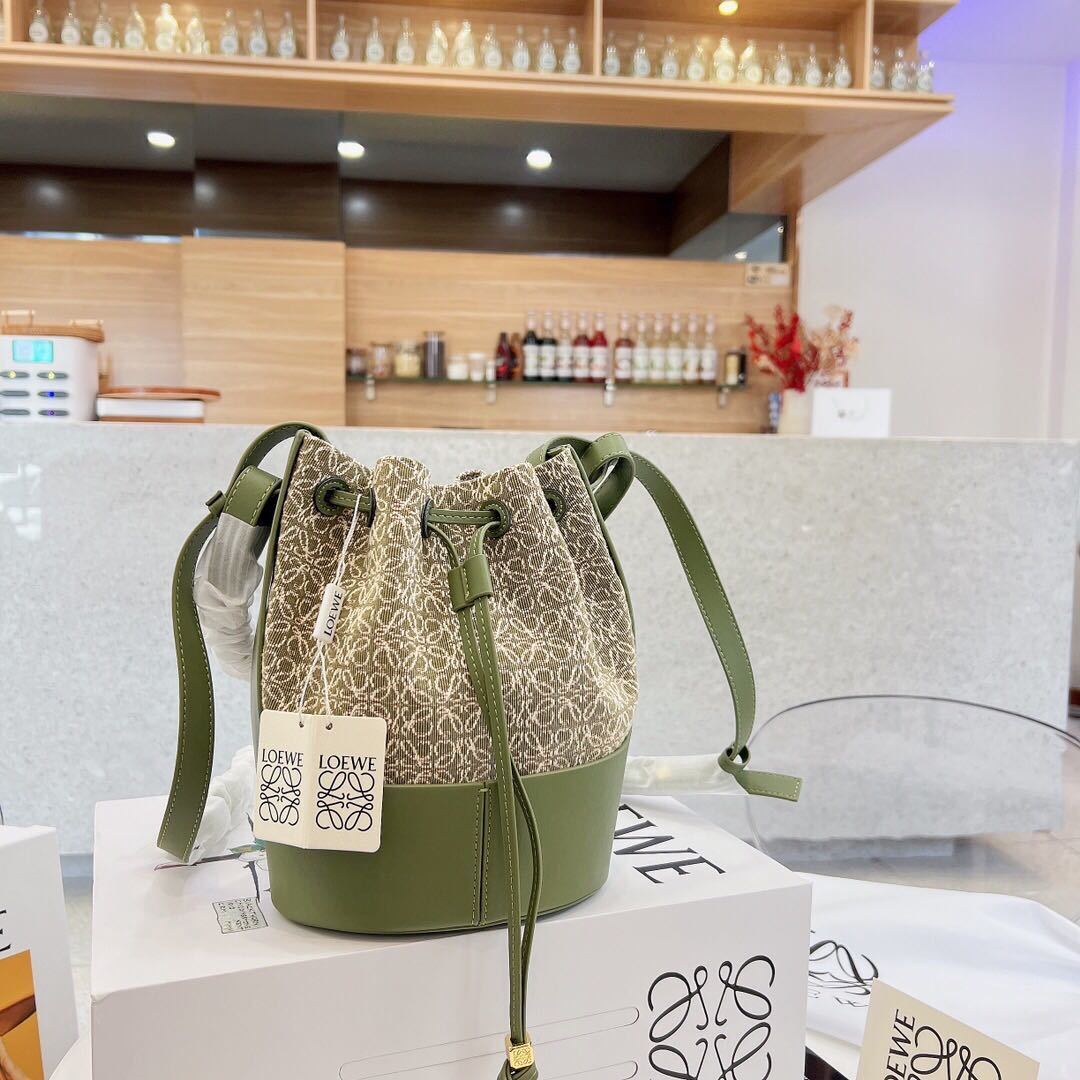 詳細な写真と価格については私に連絡してください。