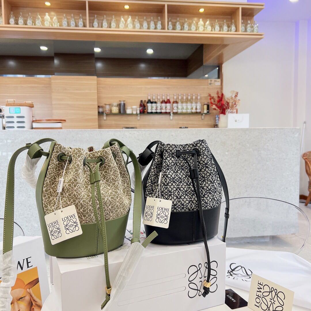 詳細な写真と価格については私に連絡してください。