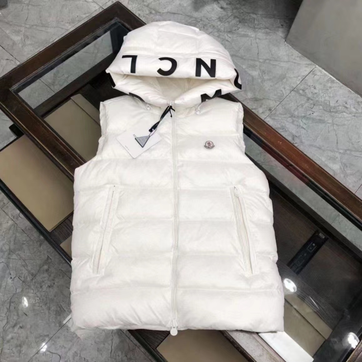 詳細な写真と価格については私に連絡してください。