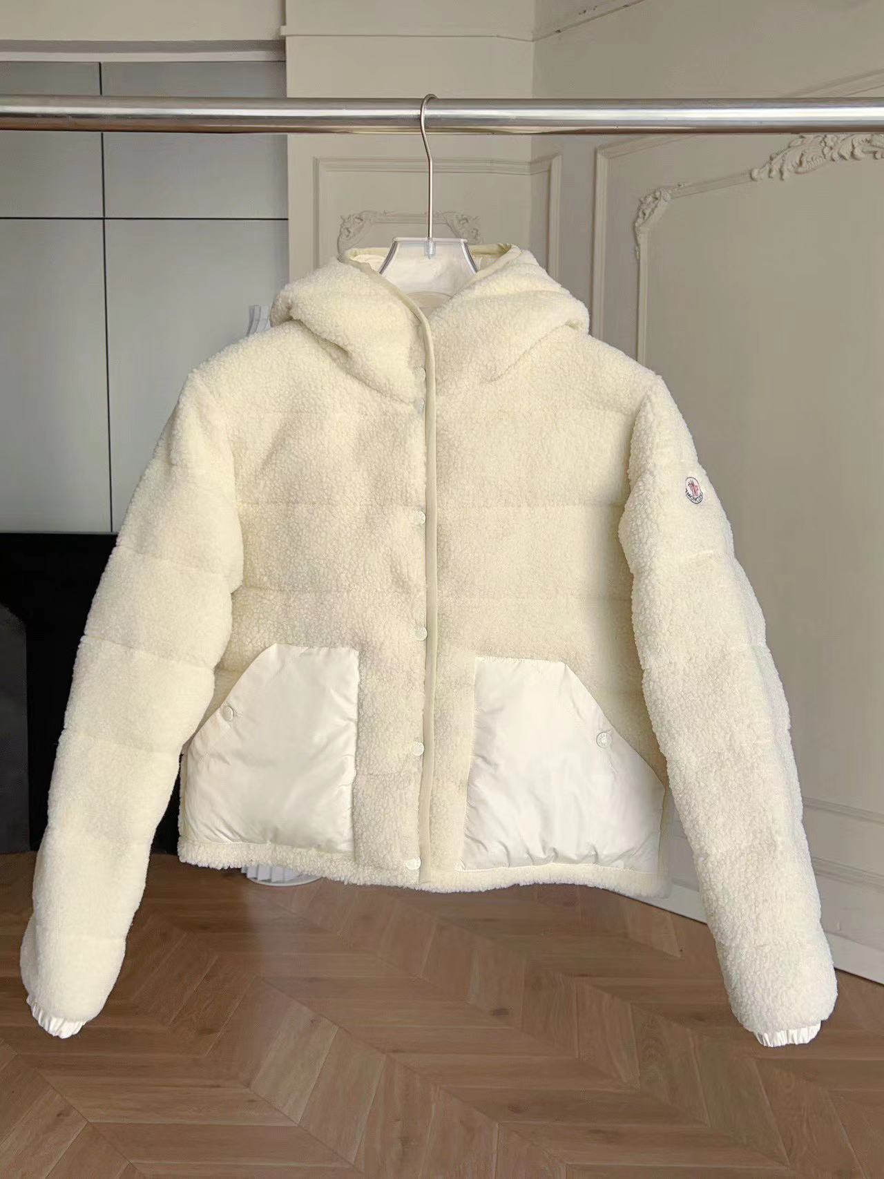 詳細な写真と価格については私に連絡してください。