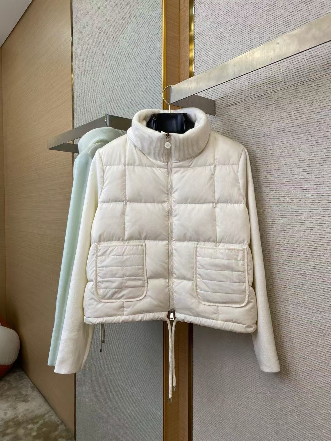 詳細な写真と価格については私に連絡してください。