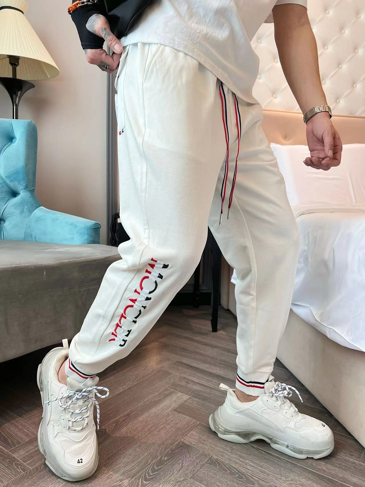 詳細な写真と価格については私に連絡してください