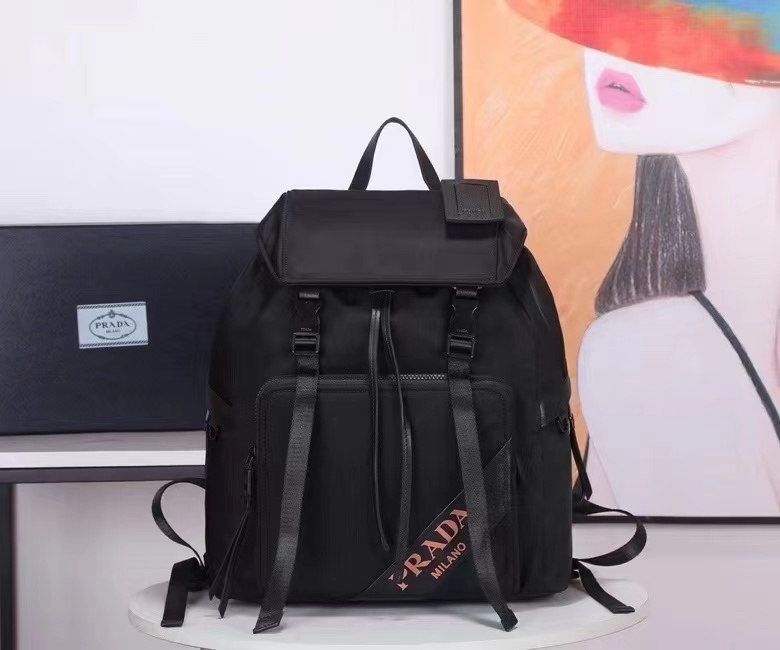 男用Pradaバッグです