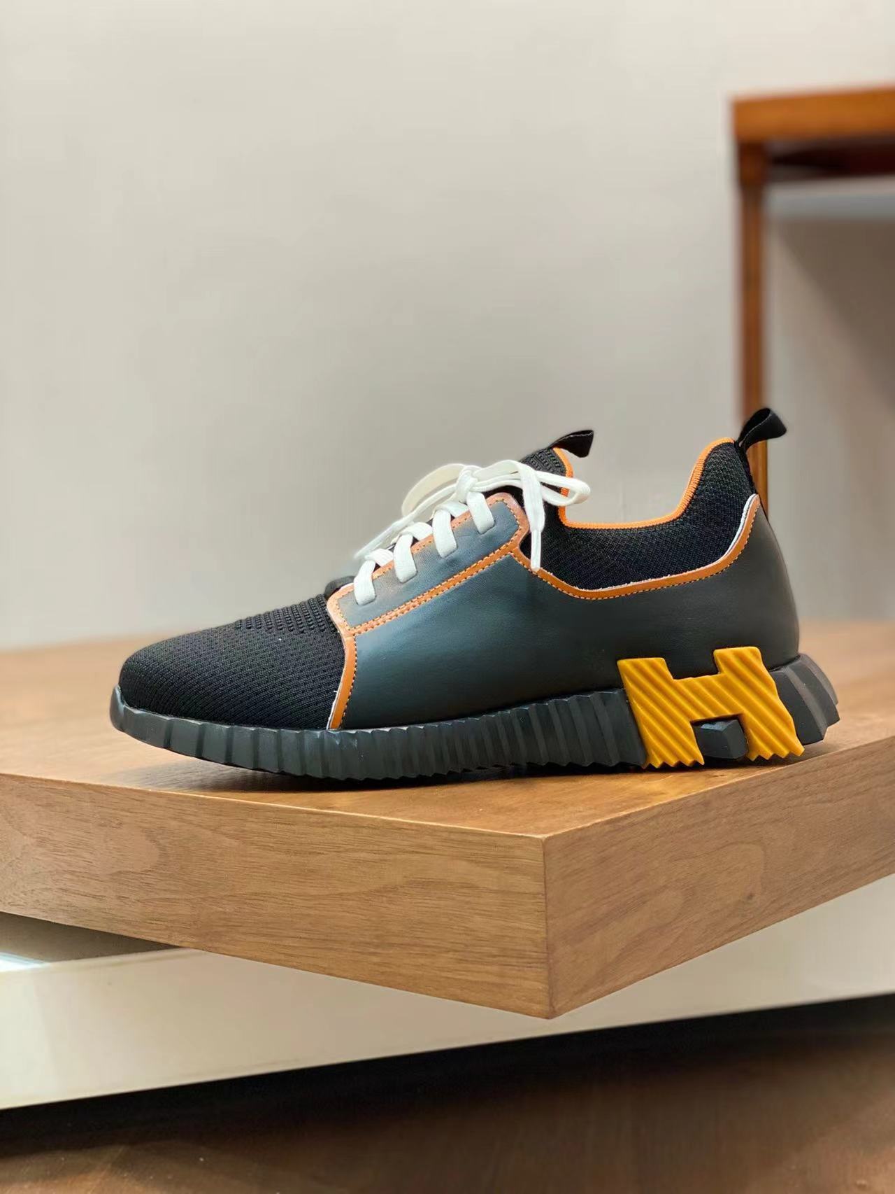 詳細な写真と価格については私に連絡してください。