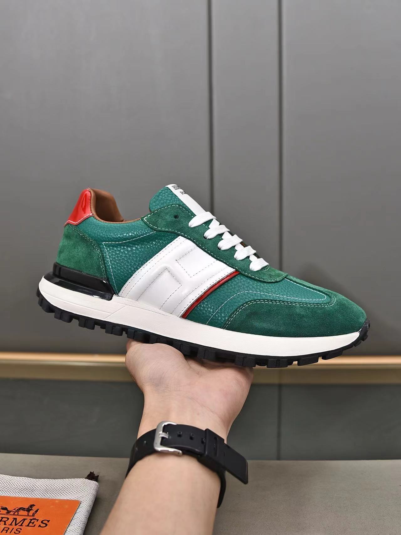 詳細な写真と価格については私に連絡してください。