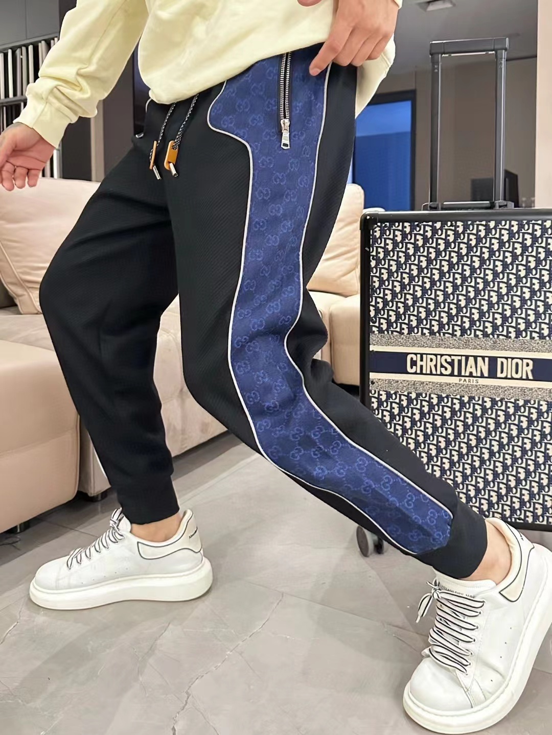 詳細な写真と価格については私に連絡してください。