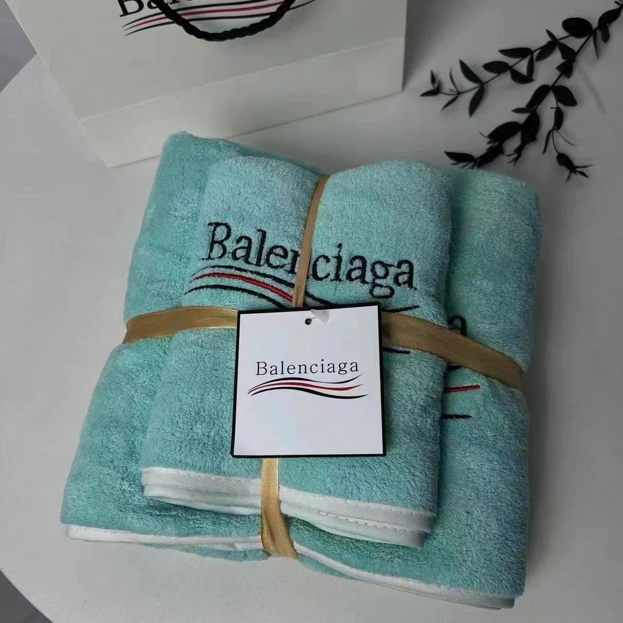 詳細な写真と価格については私に連絡してください。