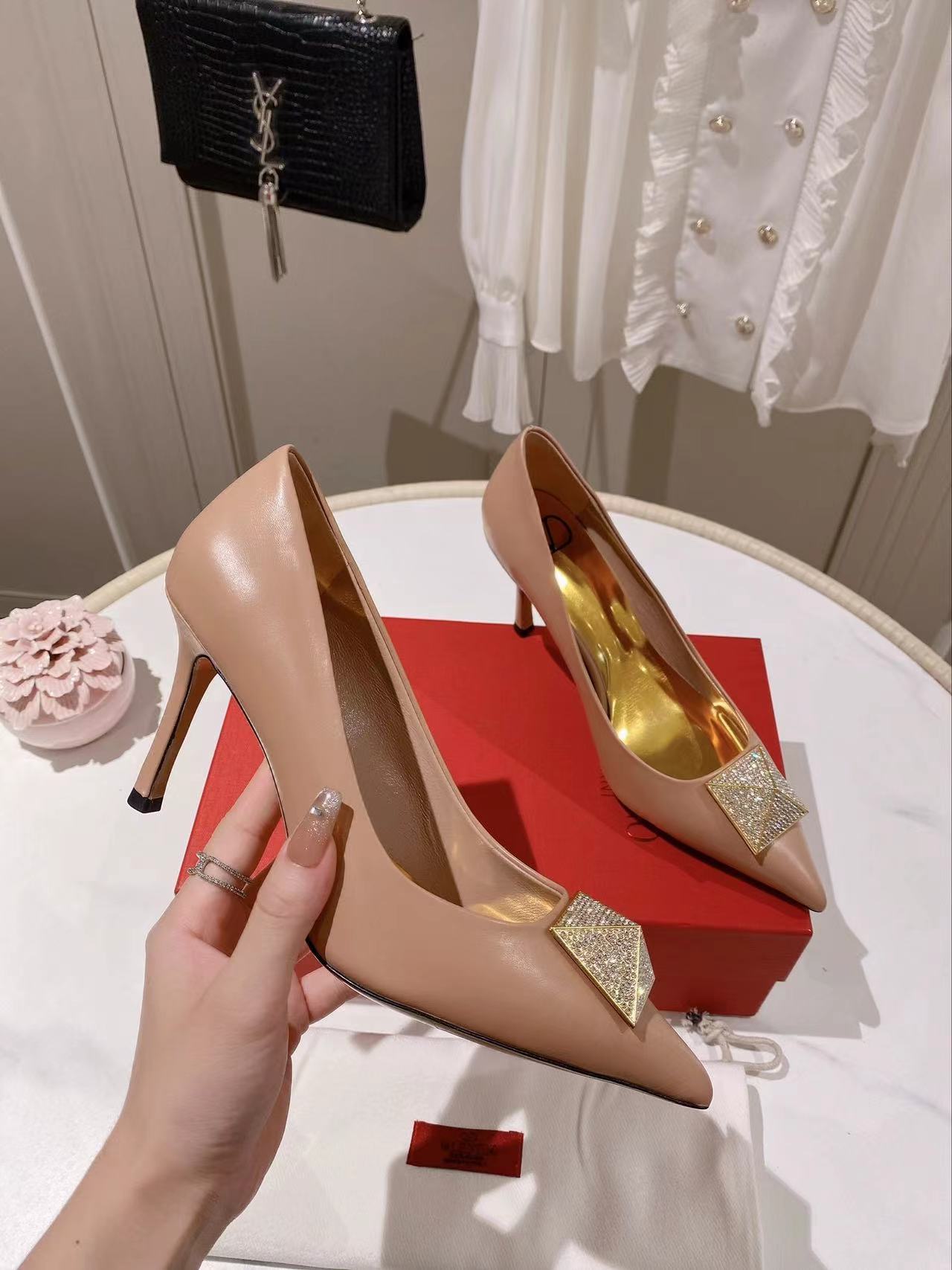 詳細な写真と価格については私に連絡してください。