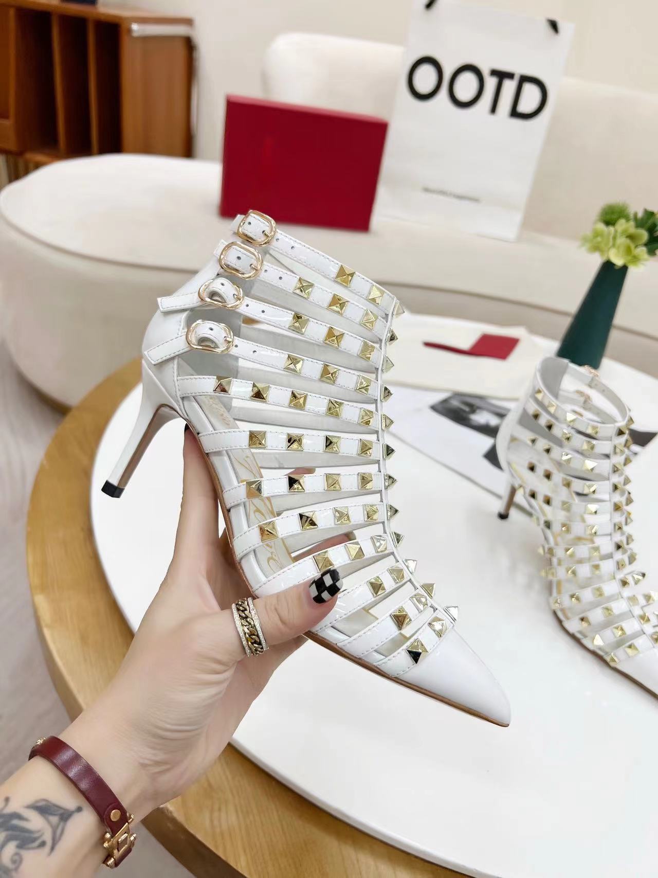 詳細な写真と価格については私に連絡してください。