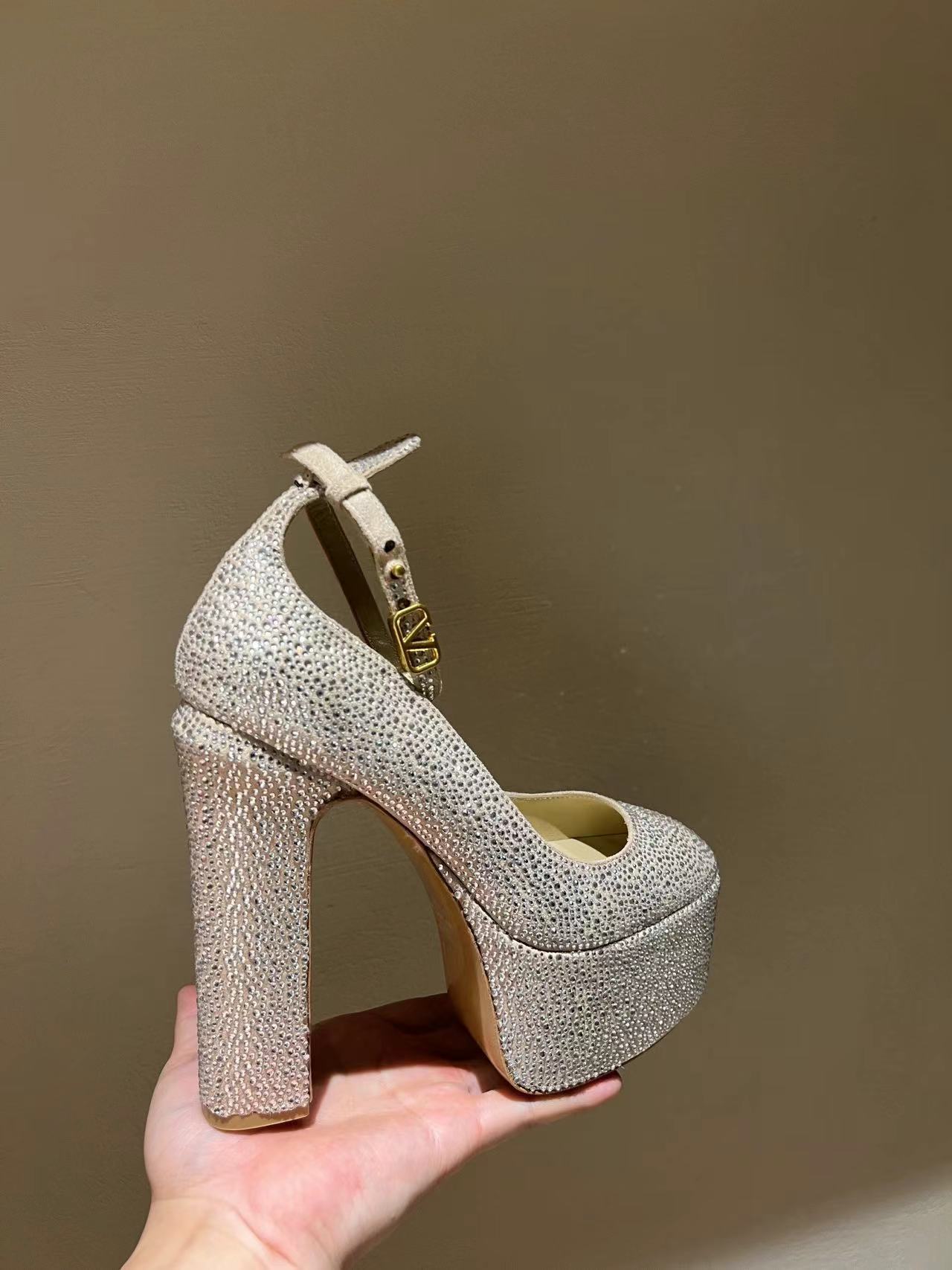 詳細な写真と価格については私に連絡してください。