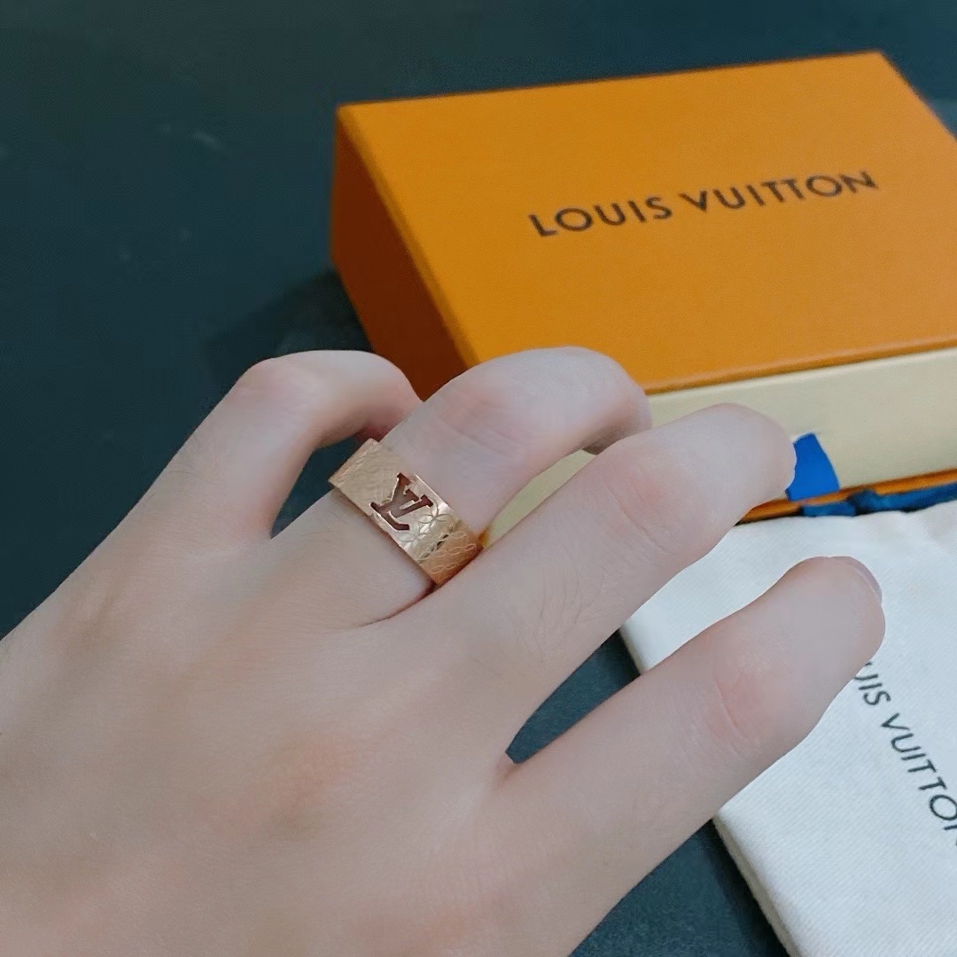 詳細な写真と価格については私に連絡してください