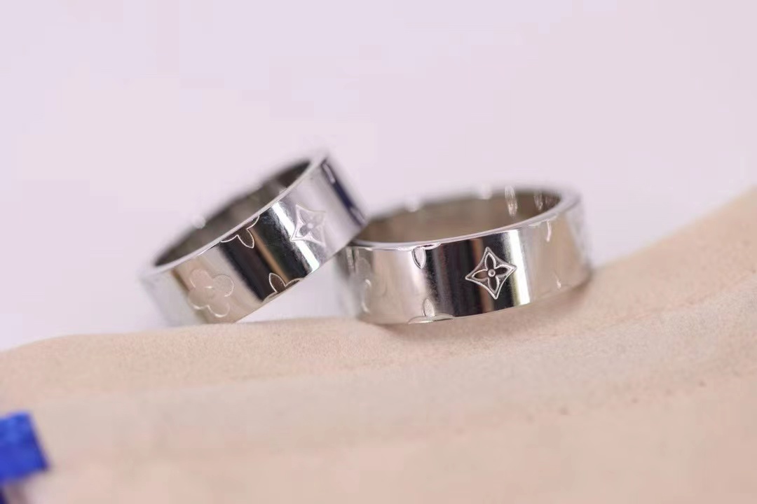 詳細な写真と価格については私に連絡してください