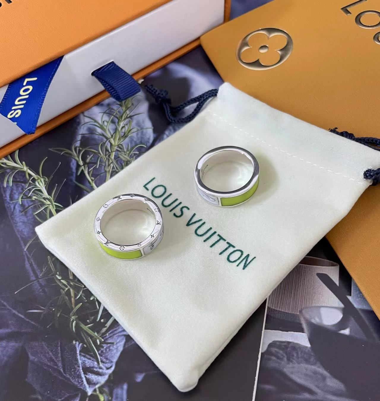 詳細な写真と価格については私に連絡してください