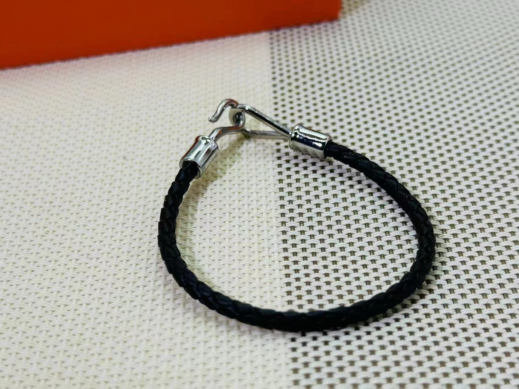 詳細な写真と価格については私に連絡してください。