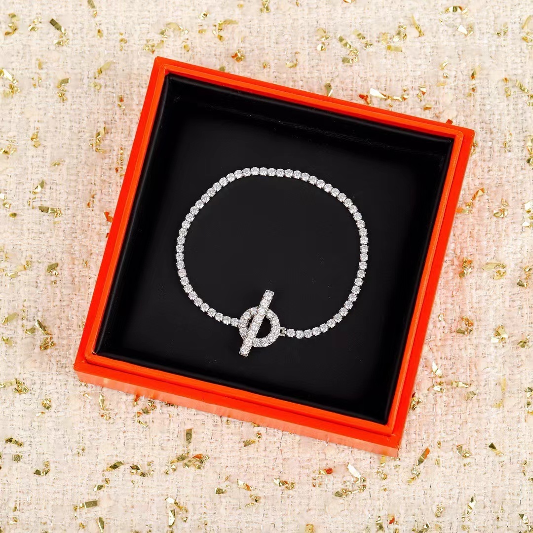 詳細な写真と価格については私に連絡してください。