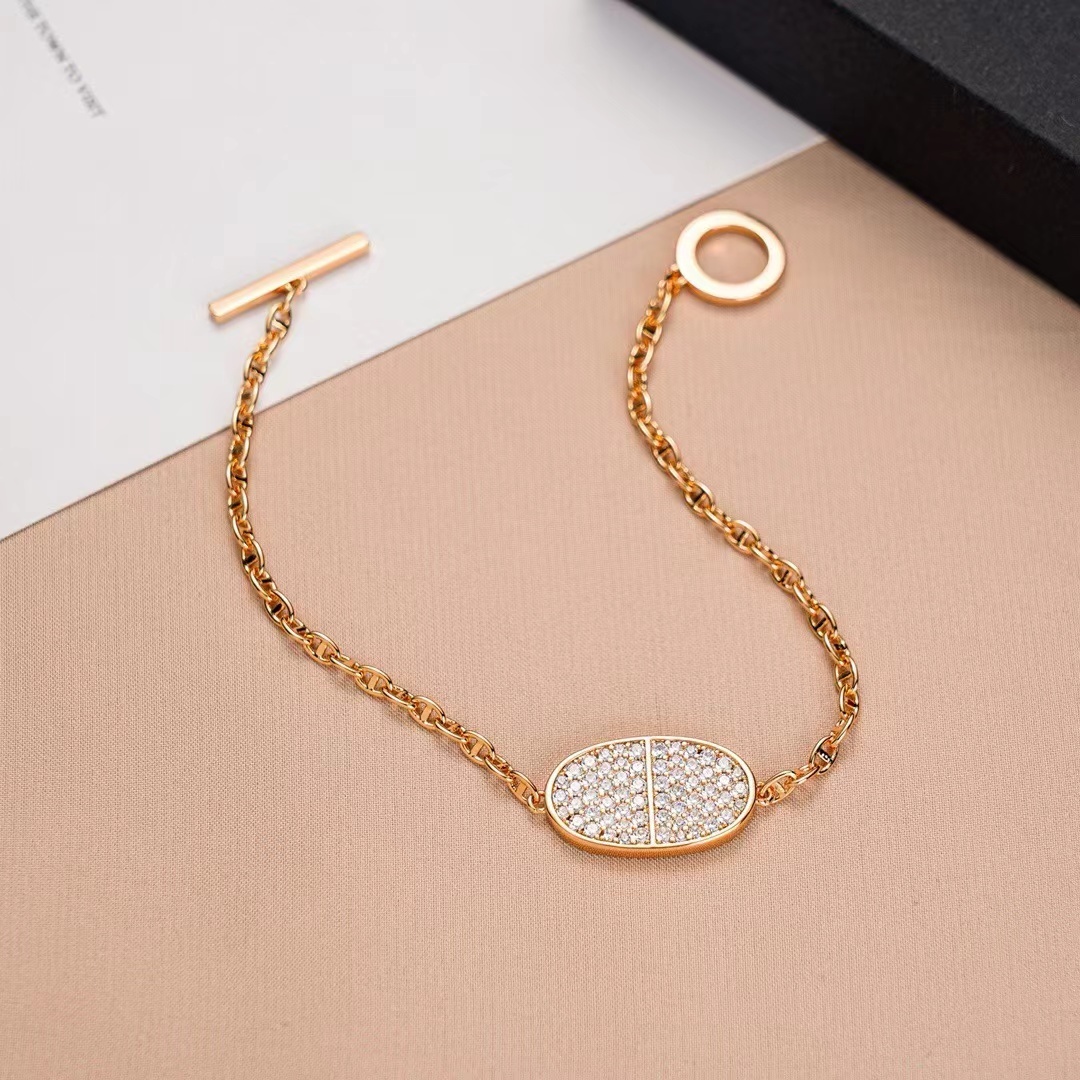 詳細な写真と価格については私に連絡してください。