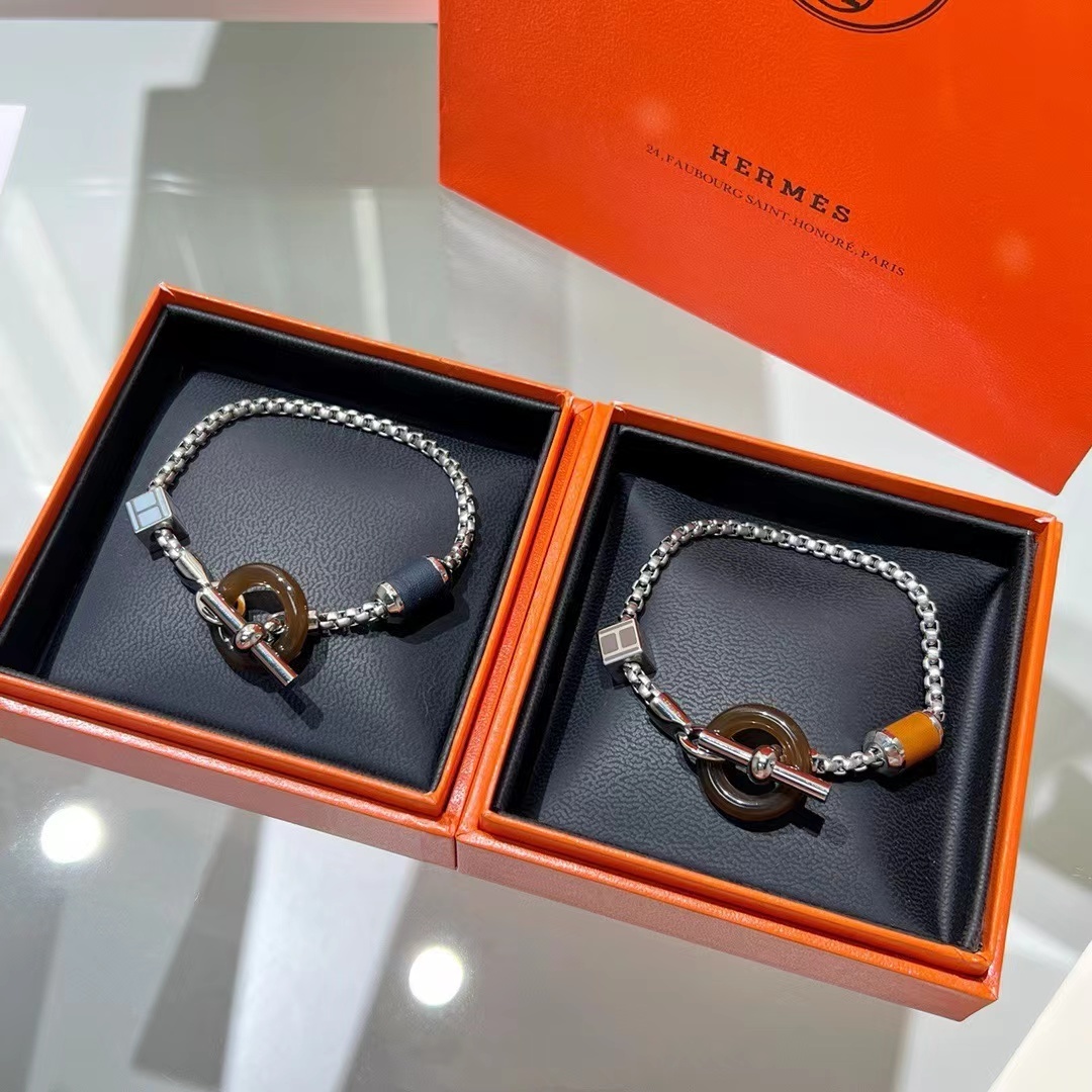 詳細な写真と価格については私に連絡してください。