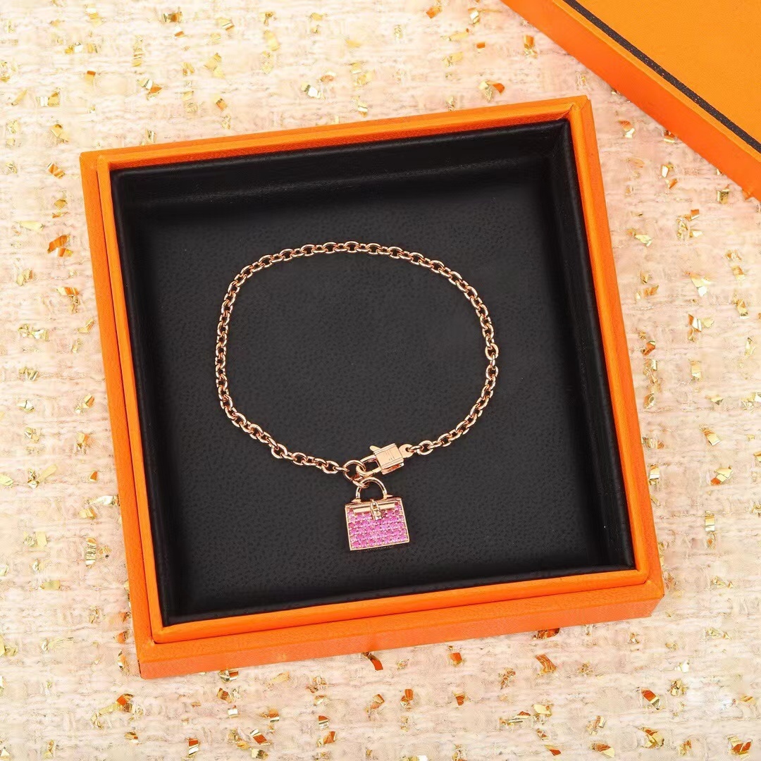 詳細な写真と価格については私に連絡してください。