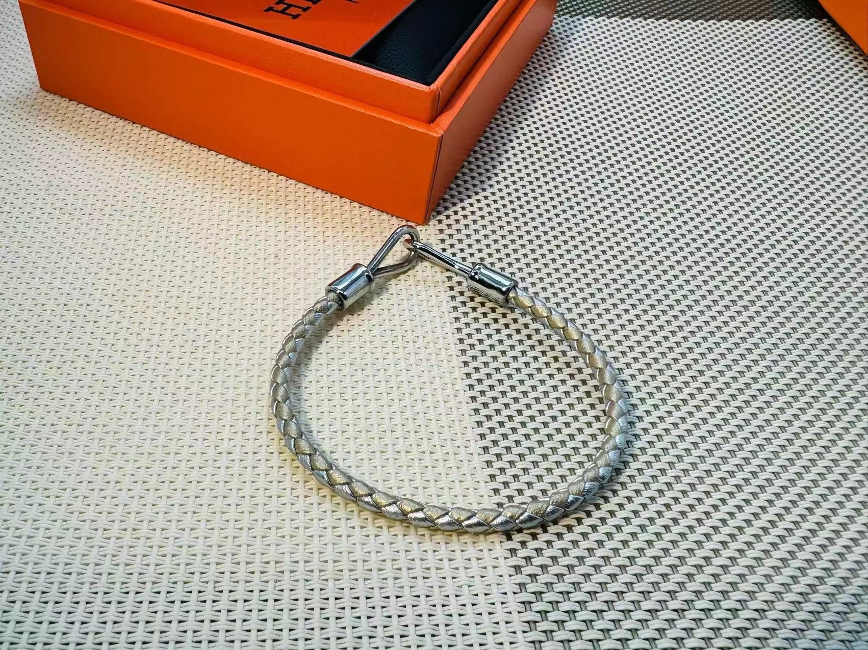 詳細な写真と価格については私に連絡してください。