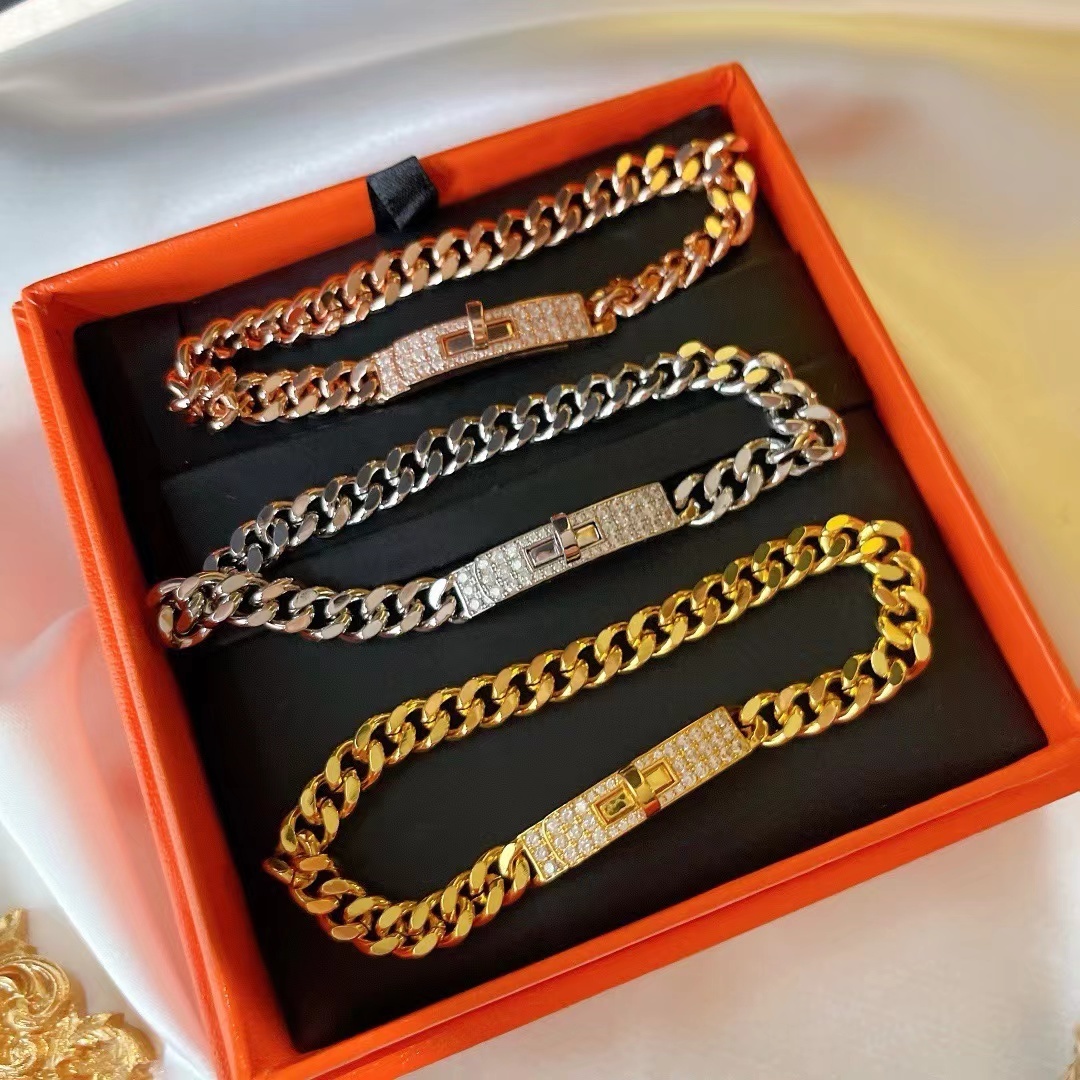 詳細な写真と価格については私に連絡してください。