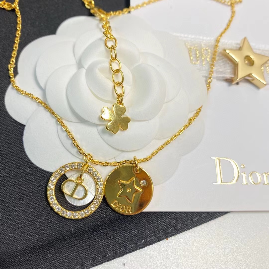 詳細な写真と価格については私に連絡してください。