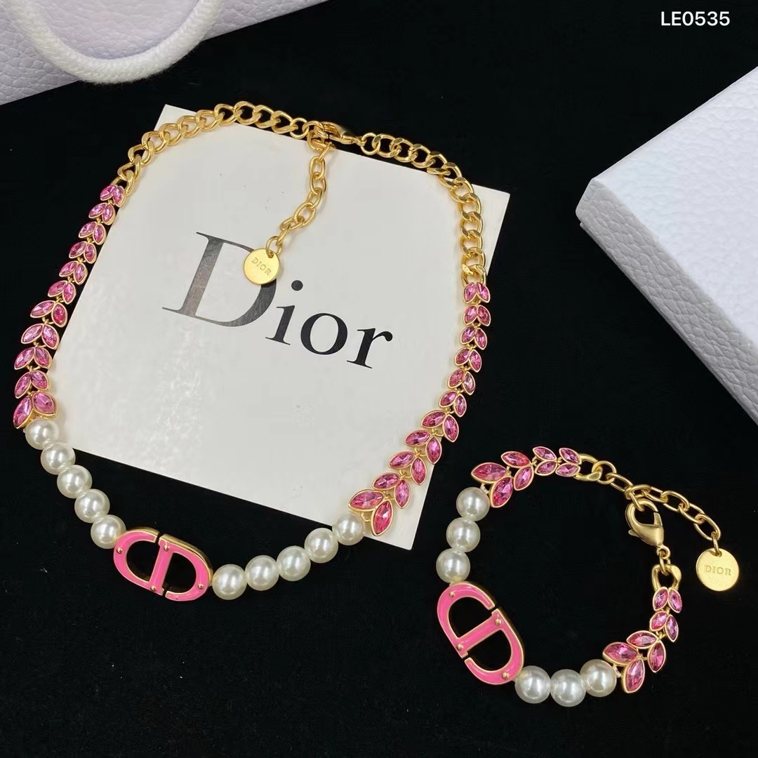 詳細な写真と価格については私に連絡してください。