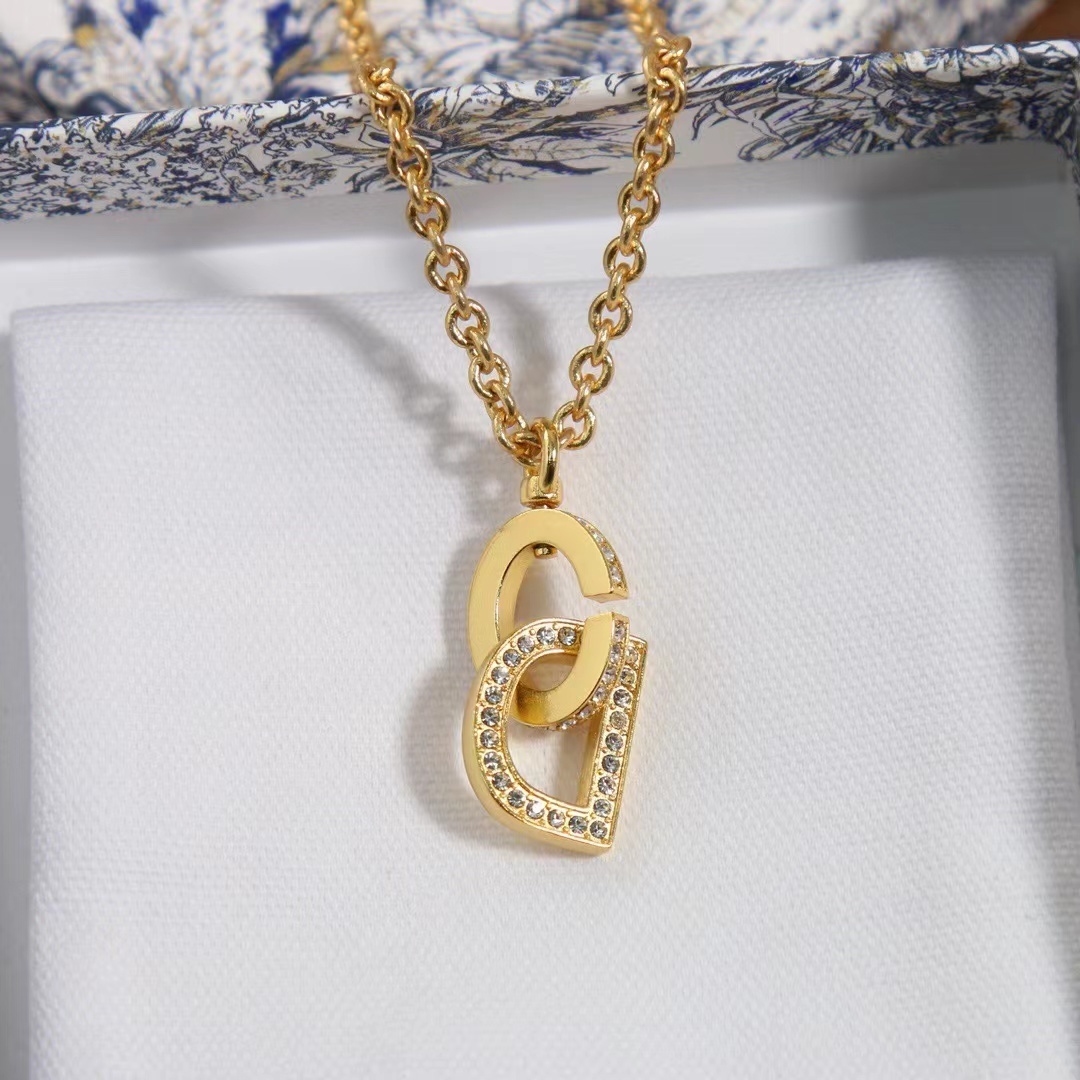 詳細な写真と価格については私に連絡してください。