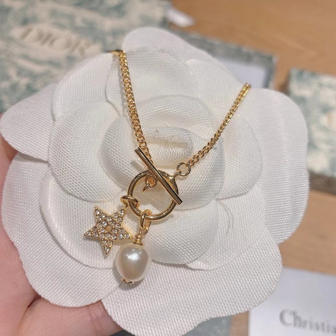 詳細な写真と価格については私に連絡してください。