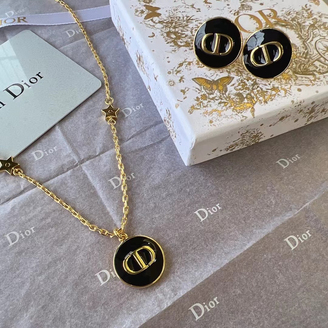 詳細な写真と価格については私に連絡してください。