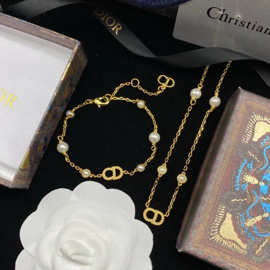 詳細な写真と価格については私に連絡してください。