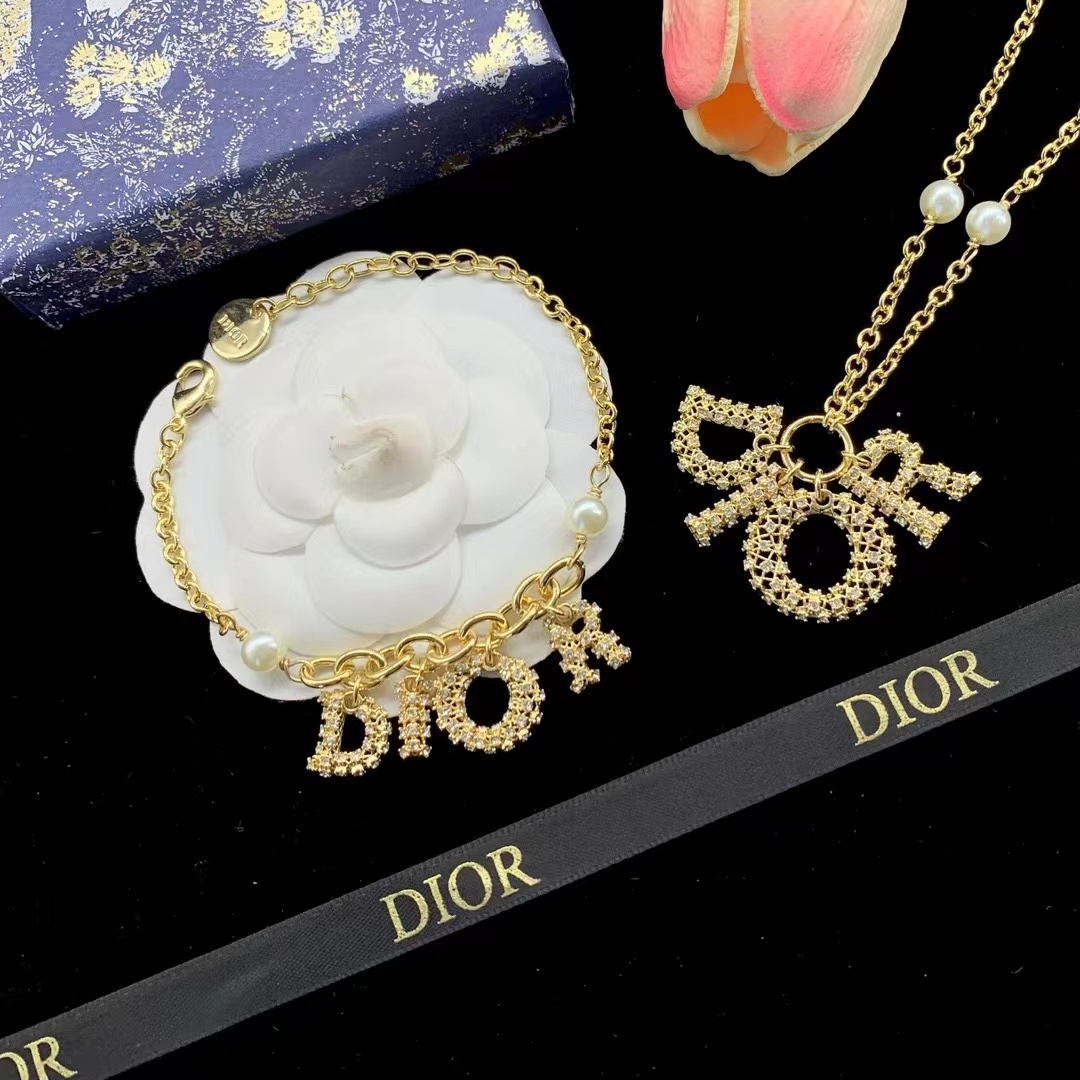 詳細な写真と価格については私に連絡してください。