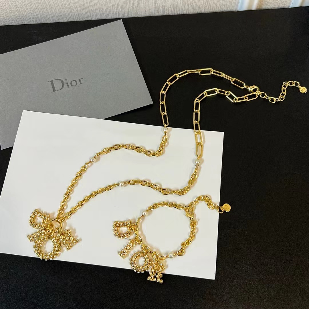 詳細な写真と価格については私に連絡してください。