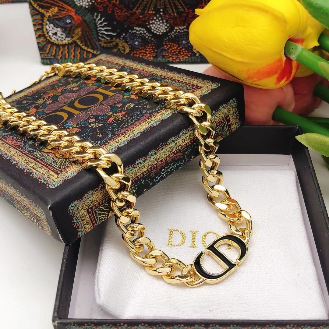 詳細な写真と価格については私に連絡してください。