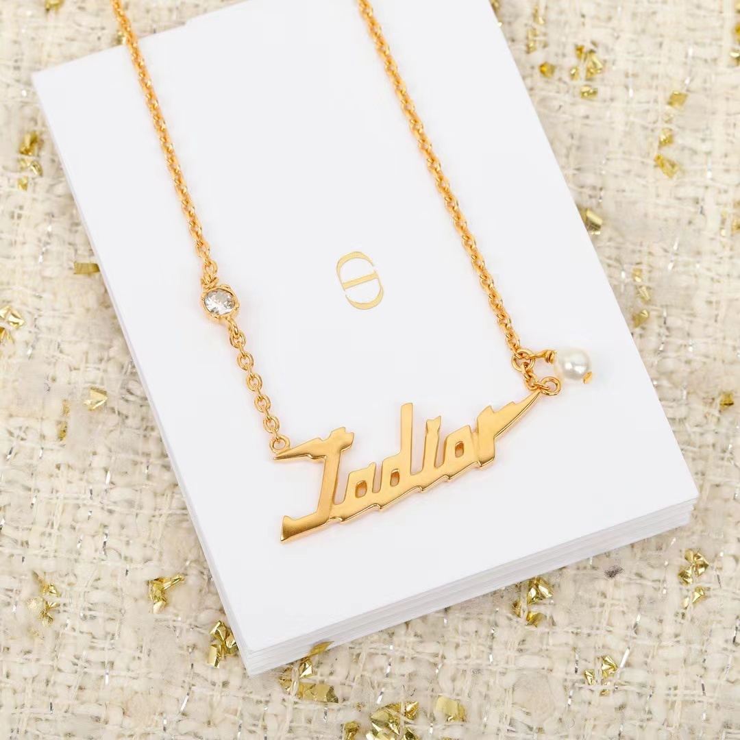 詳細な写真と価格については私に連絡してください。