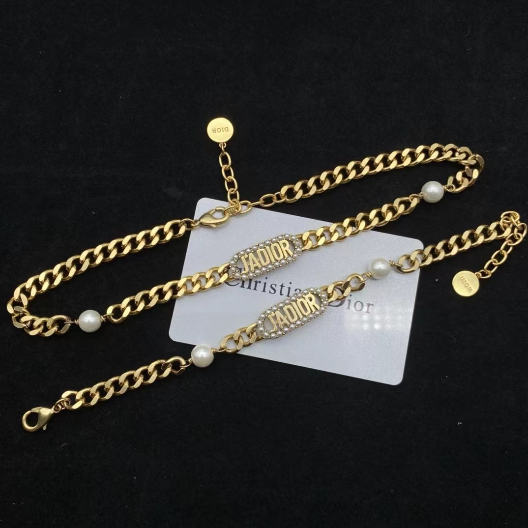 詳細な写真と価格については私に連絡してください。