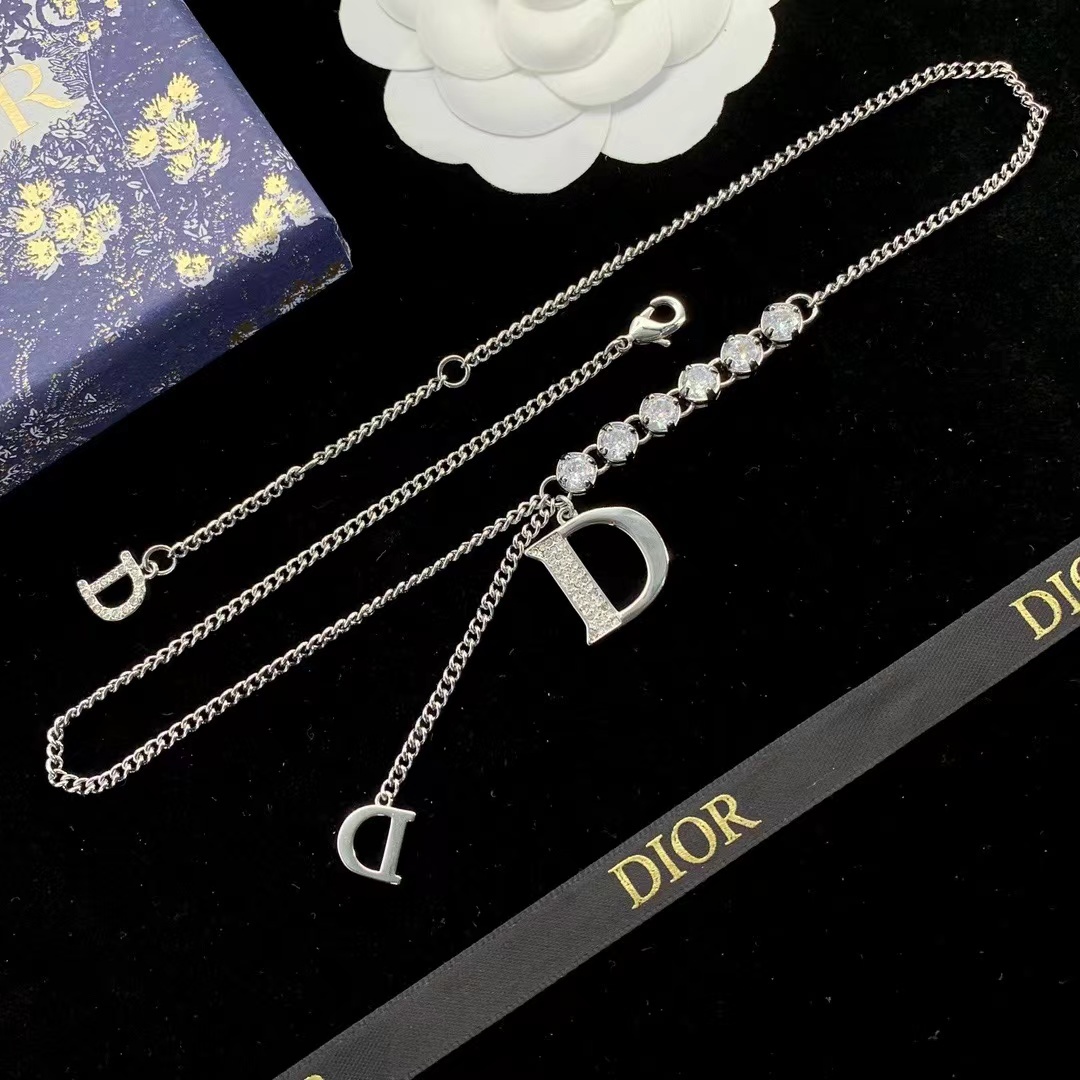 詳細な写真と価格については私に連絡してください。