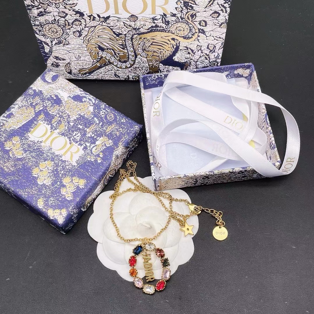 詳細な写真と価格については私に連絡してください。