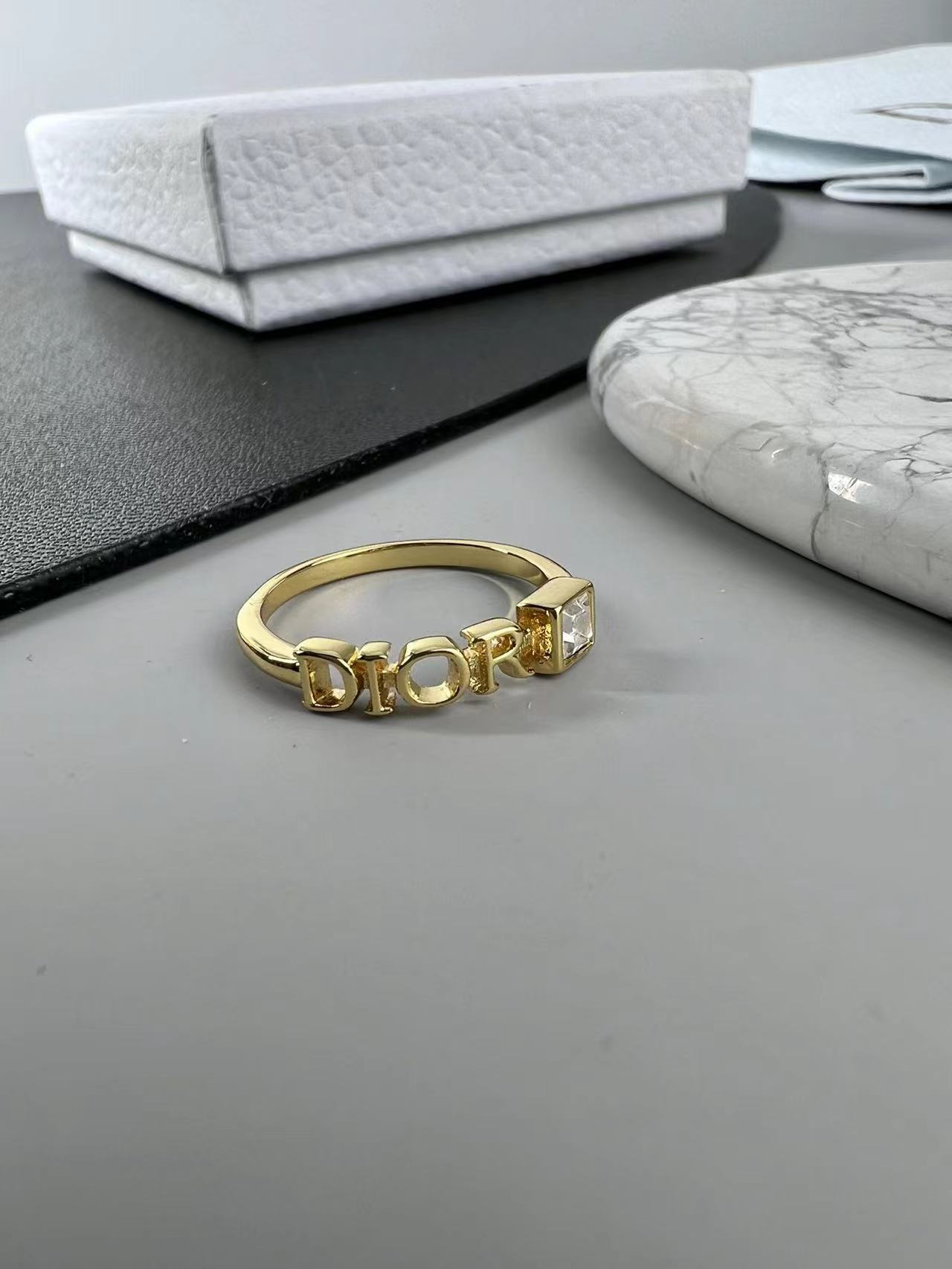 詳細な写真と価格については私に連絡してください。