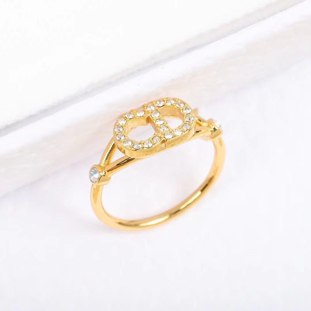 詳細な写真と価格については私に連絡してください。