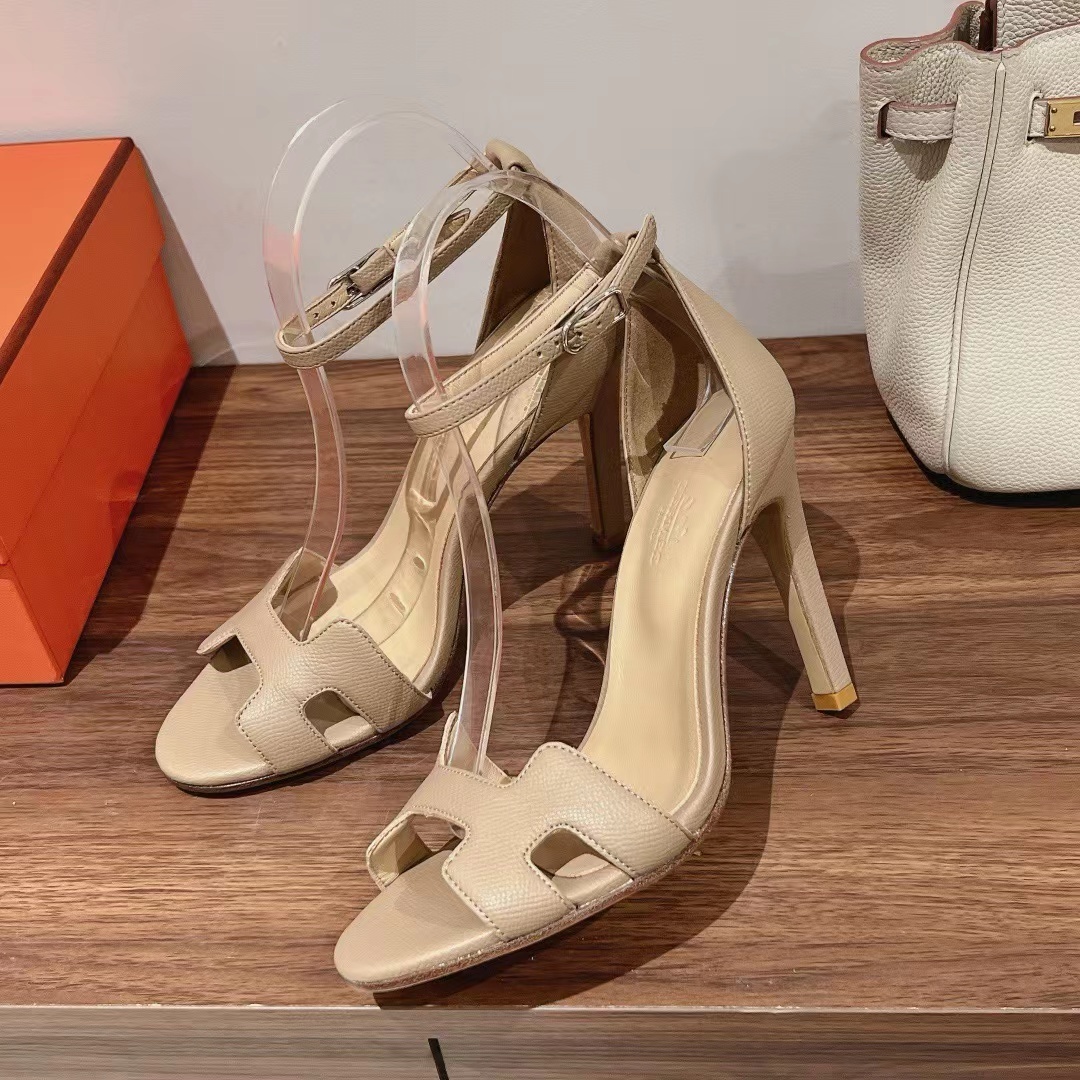 詳細な写真と価格については私に連絡してください。