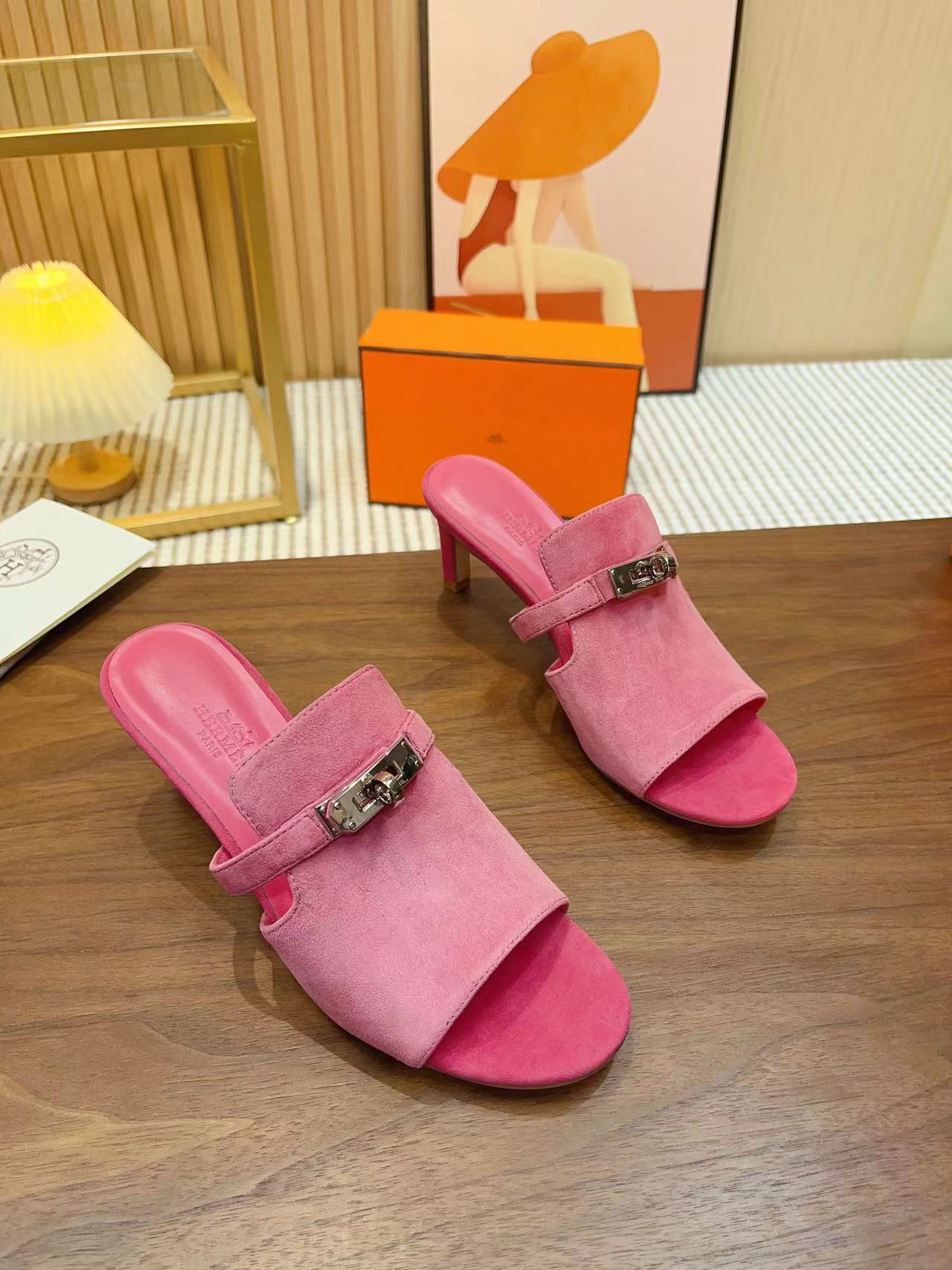 詳細な写真と価格については私に連絡してください。