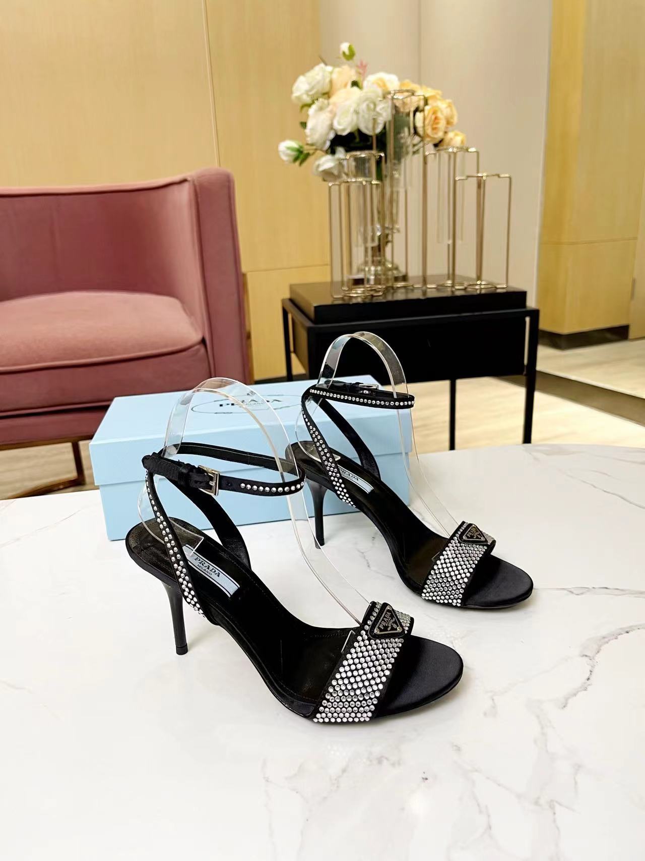 詳細な写真と価格については私に連絡してください。