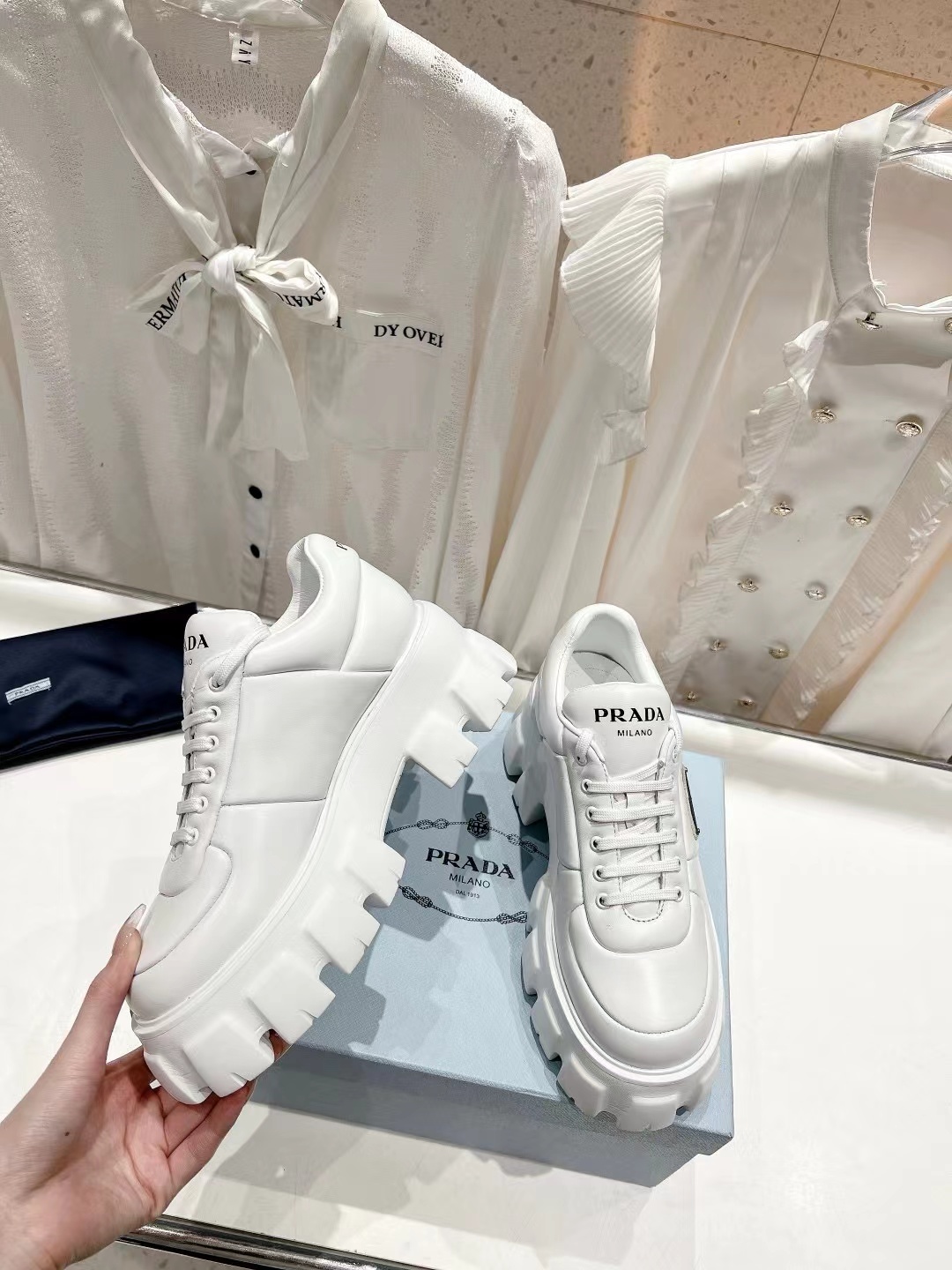 詳細な写真と価格については私に連絡してください。