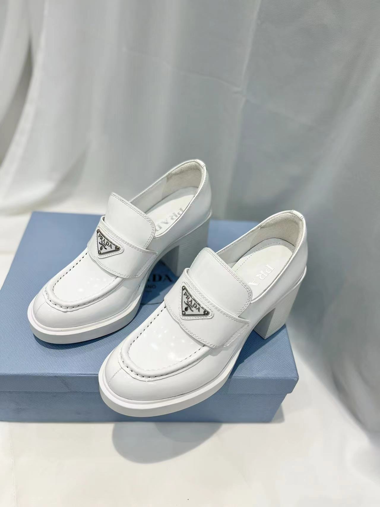 詳細な写真と価格については私に連絡してください。